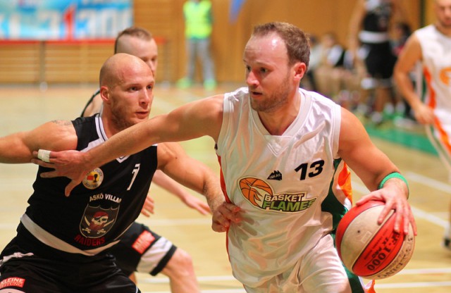 Philipp Seel & Co gaben sich zum Auftakt keine Blöße (Copyright Pictorial / Michael Filippovits) Basketball 2013/14 2.Bundesliga Grunddurchgang 1.Runde BasketFlames vs. ASKÖ Villach Raisers